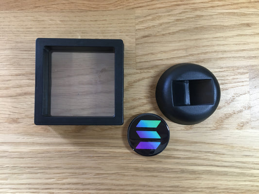 Expositor Solana 3D com Moeda – Peça Decorativa para Setup Cripto