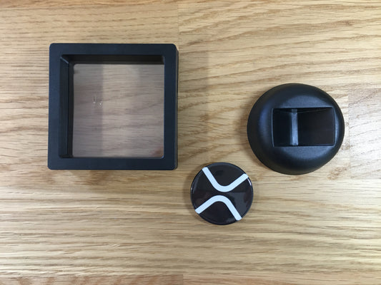 Expositor XRP 3D com Moeda – Peça Decorativa para Setup Cripto