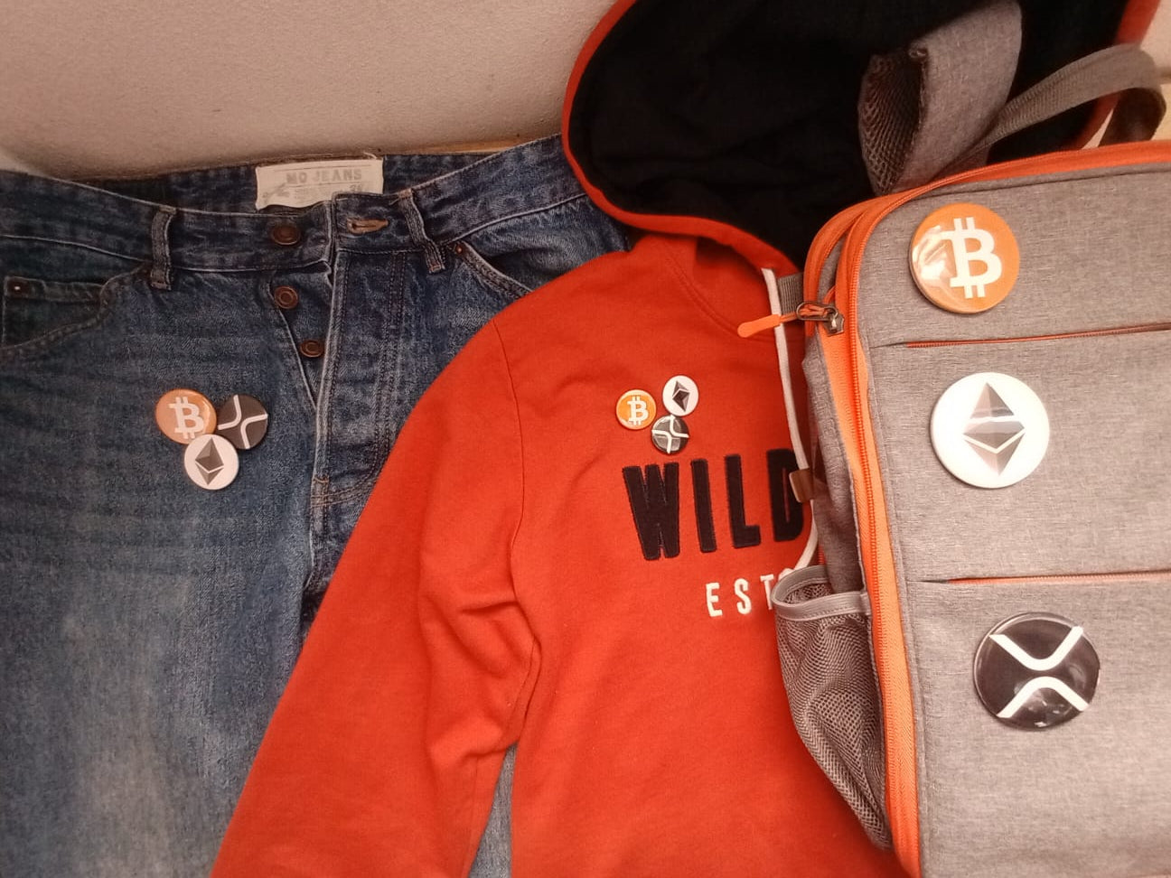 Pins bottons para uso de diversas formas desde calcas,camisolas,bones,mochilas. os seus tokens favoritos desde a bitcoi,ethereum,solana,tether,sui,tron,pepe,shib
