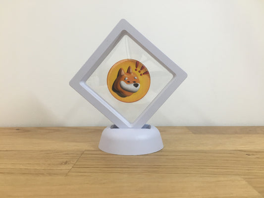 Expositor Bonk 3D com Moeda – Peça Decorativa para Setup Cripto