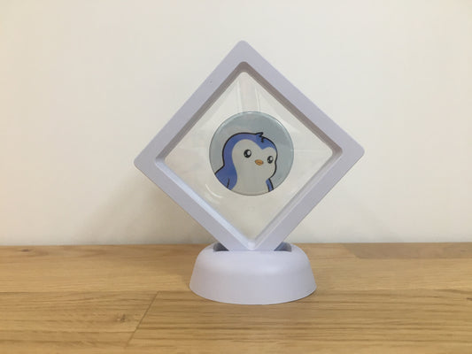 Expositor Pengu 3D com Moeda – Peça Decorativa para Setup Cripto