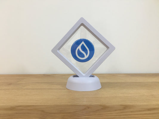 Expositor Sui 3D com Moeda – Peça Decorativa para Setup Cripto