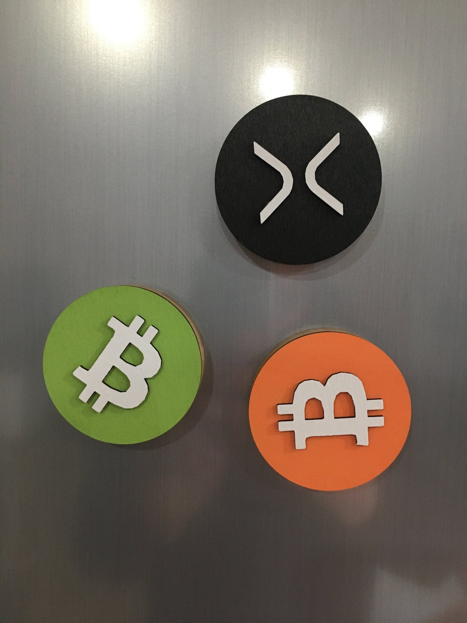 Abre Cápsulas (Caricas) cripto em Bambu - Arte Artesanal Magnética