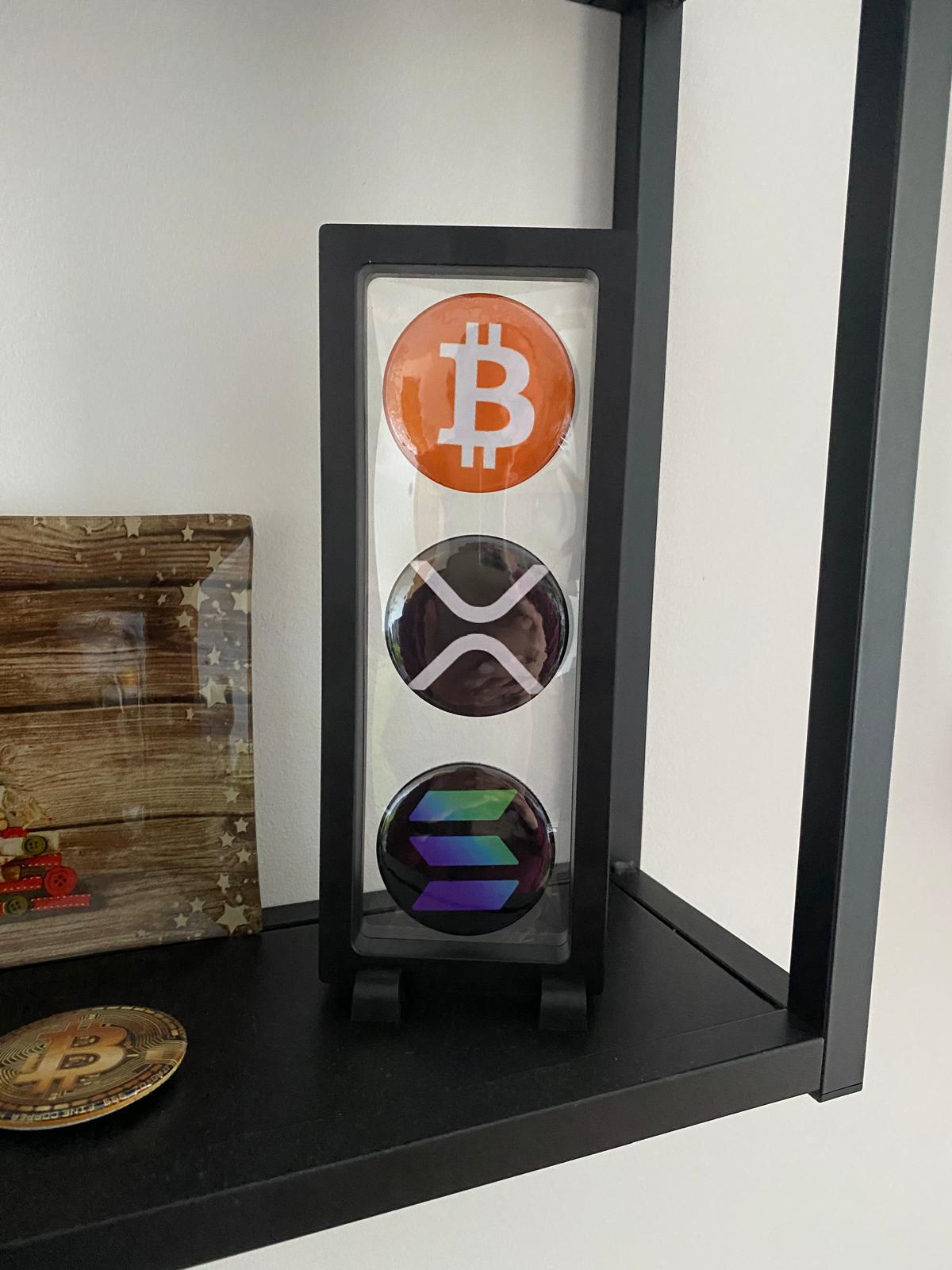 Expositor Cripto 3 Moedas – Bitcoin, XRP e Solana | Peça de Coleção
