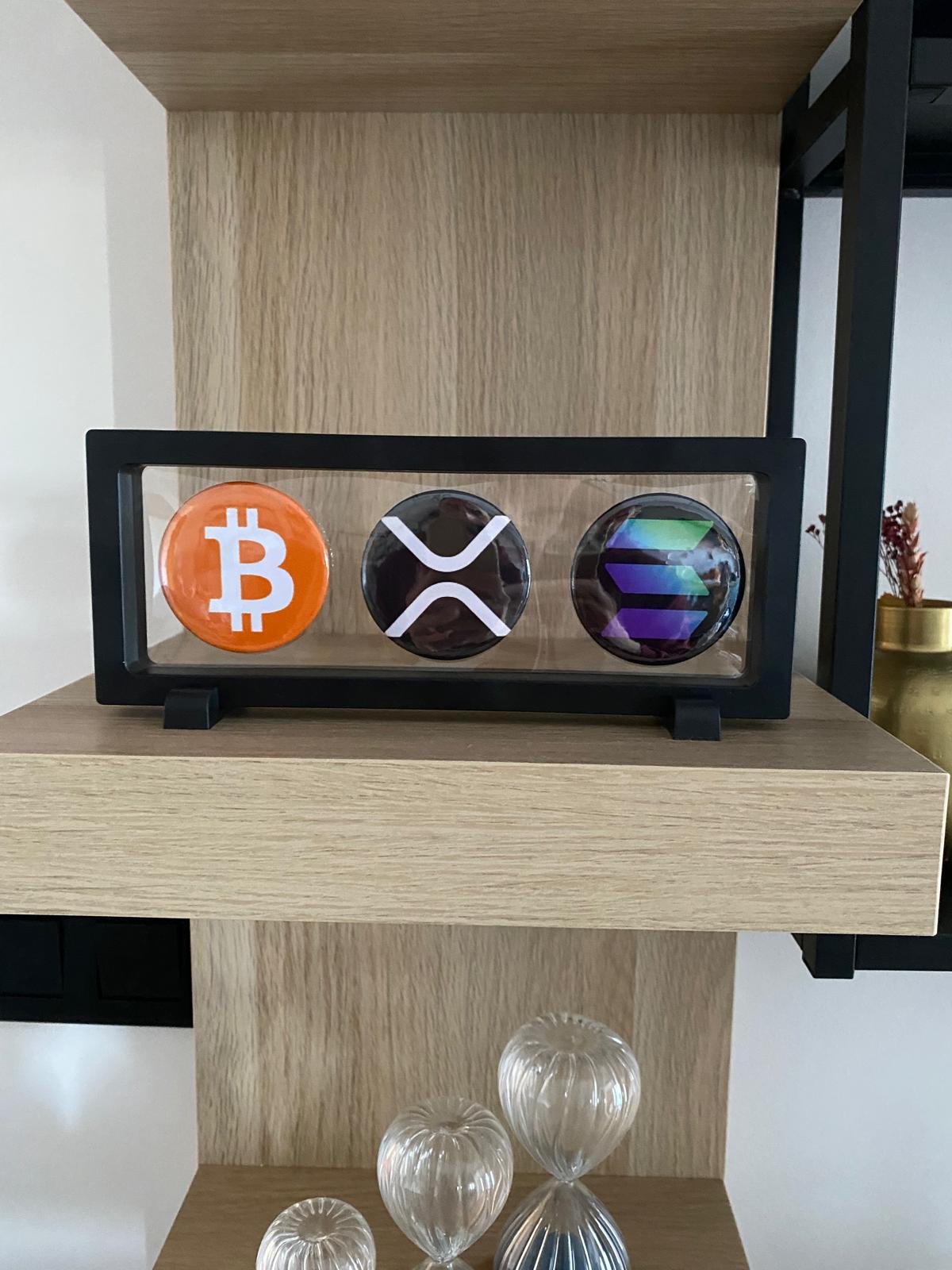 Expositor Cripto 3 Moedas – Bitcoin, XRP e Solana | Peça de Coleção