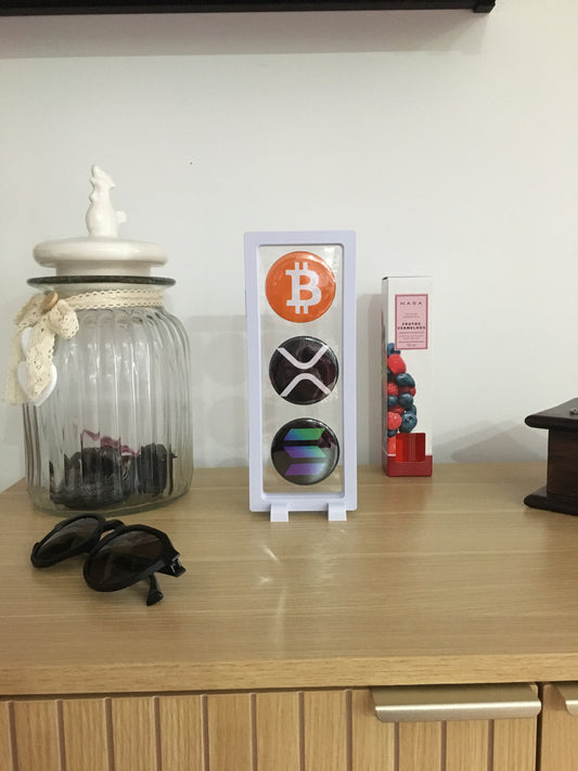 Expositor Cripto 3 Moedas – Bitcoin, XRP e Solana | Peça de Coleção