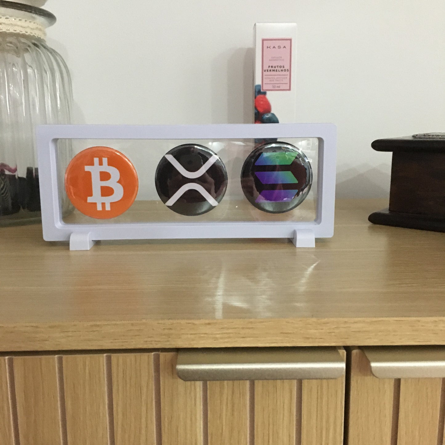 Expositor Cripto 3 Moedas – Bitcoin, XRP e Solana | Peça de Coleção