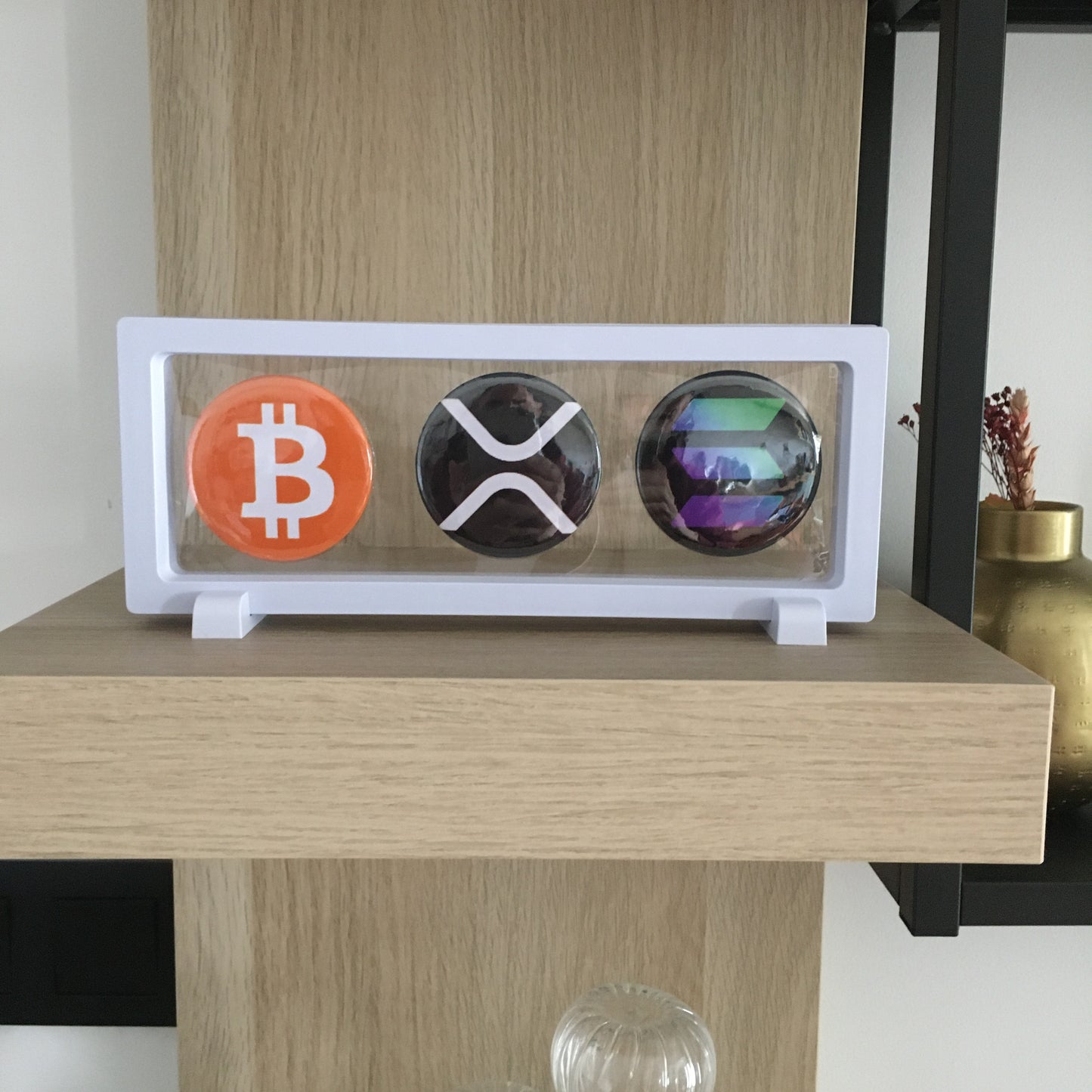 Expositor Cripto 3 Moedas – Bitcoin, XRP e Solana | Peça de Coleção