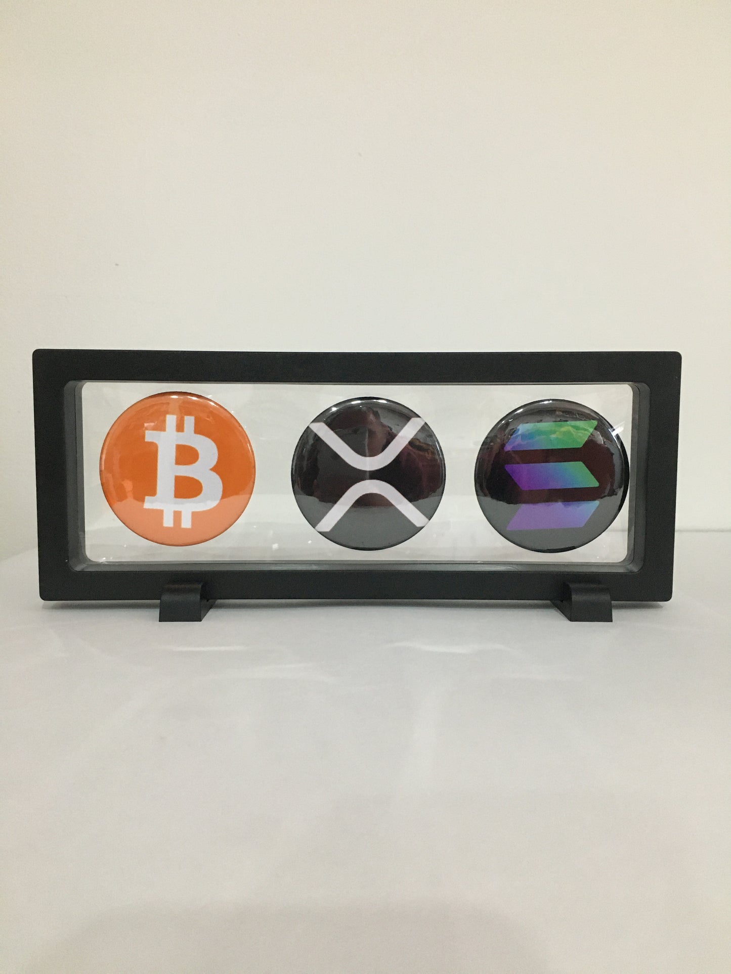 Expositor Cripto 3 Moedas – Bitcoin, XRP e Solana | Peça de Coleção