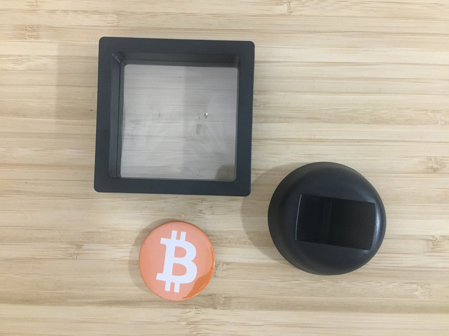 Expositor Bitcoin 3D com Moeda – Peça Decorativa para Setup Cripto