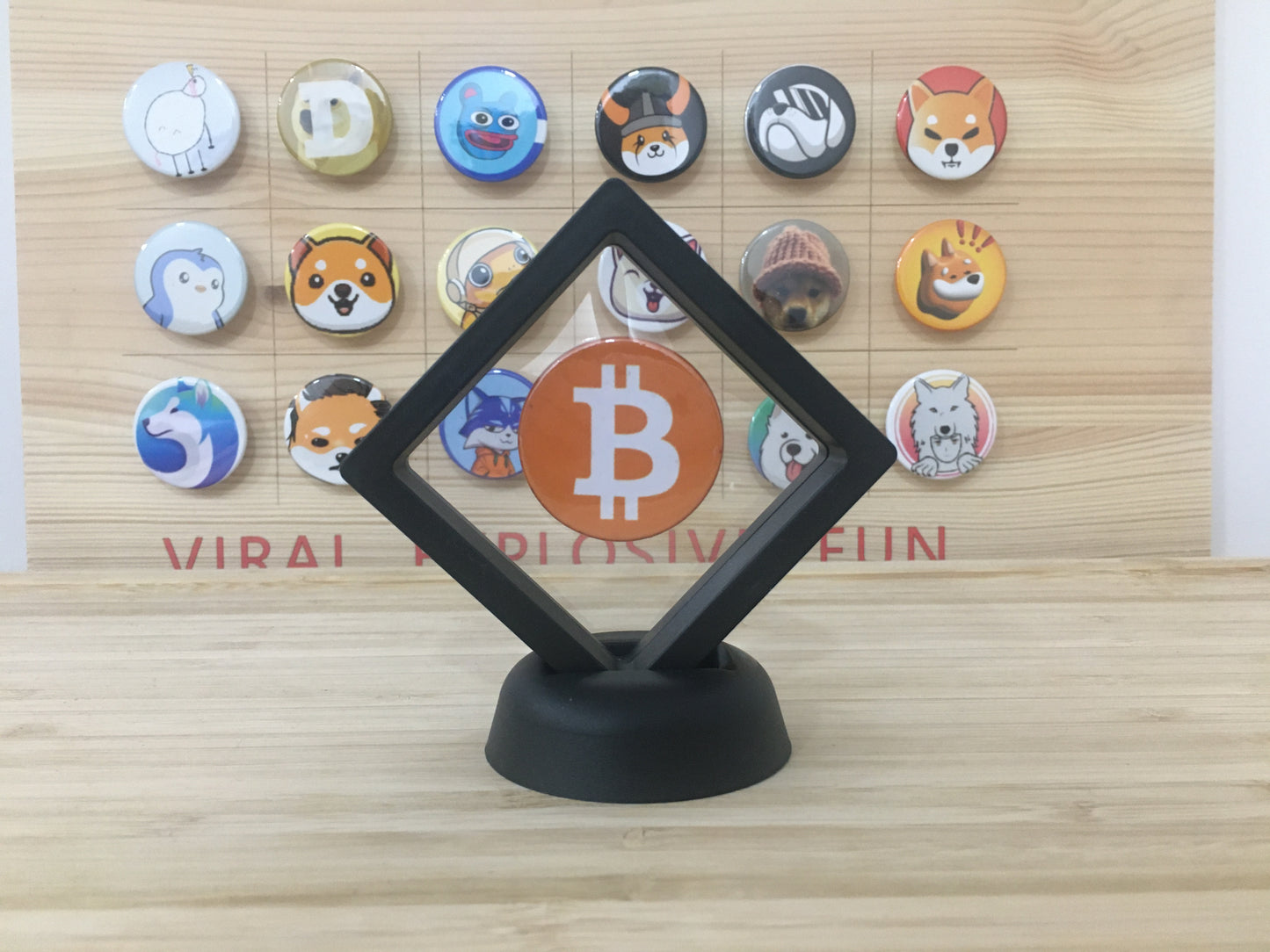 Expositor Bitcoin 3D com Moeda – Peça Decorativa para Setup Cripto