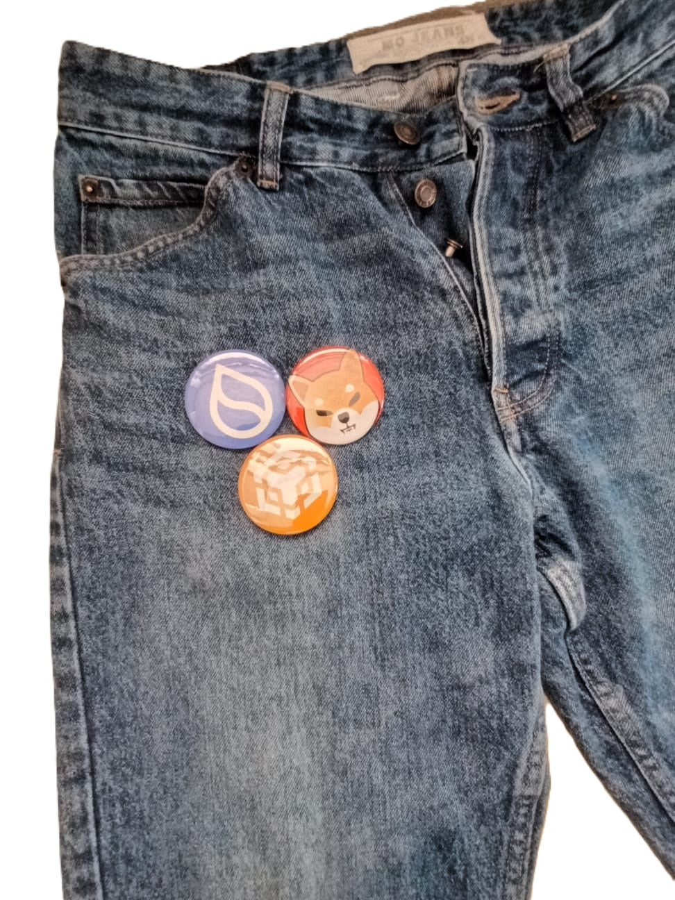 Pin Criptomoeda ApeCoin (APE) – Acessório Cripto para Roupa e Mochila