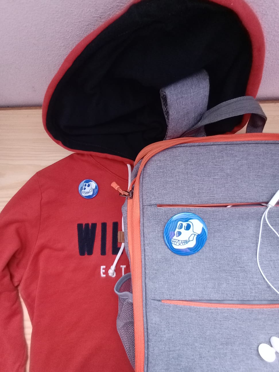 Pin Criptomoeda ApeCoin (APE) – Acessório Cripto para Roupa e Mochila