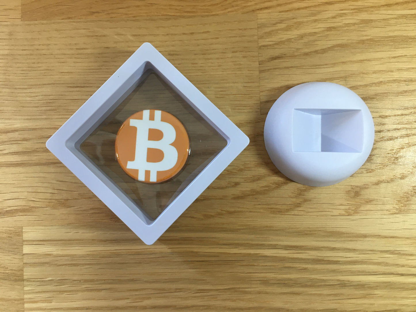 Expositor Bitcoin 3D com Moeda – Peça Decorativa para Setup Cripto