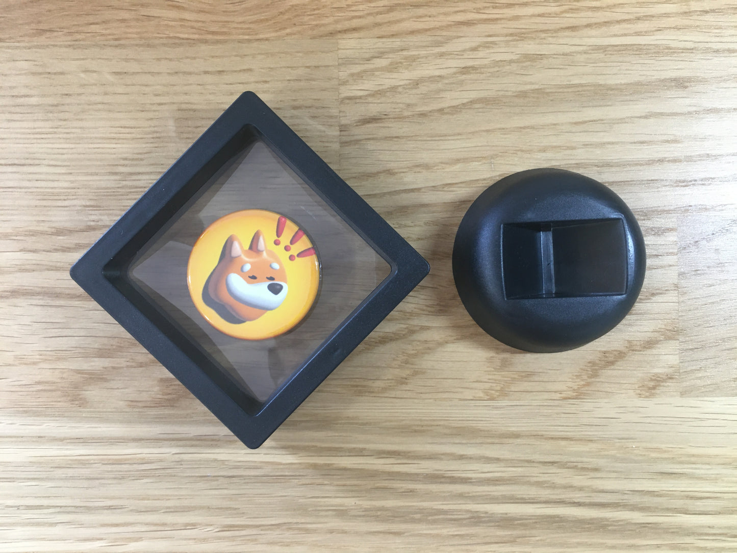 Expositor Bonk 3D com Moeda – Peça Decorativa para Setup Cripto