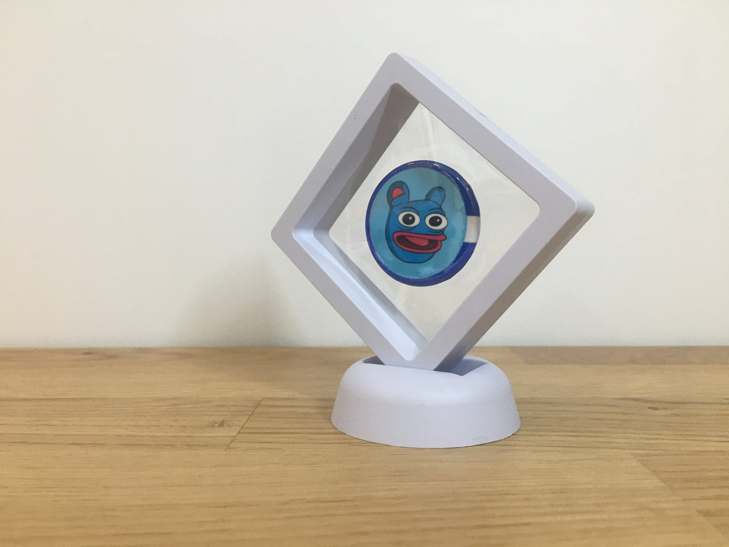 Expositor Brett 3D com Moeda – Peça Decorativa para Setup Cripto