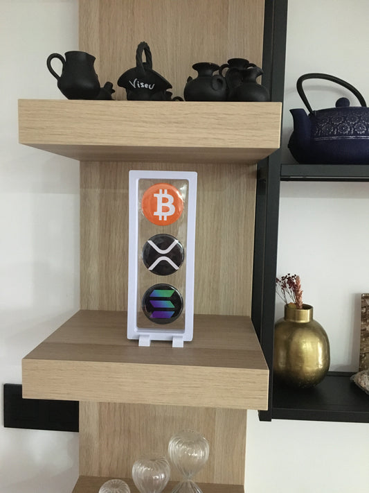 Expositor Cripto 3 Moedas – Bitcoin, XRP e Solana | Peça de Coleção