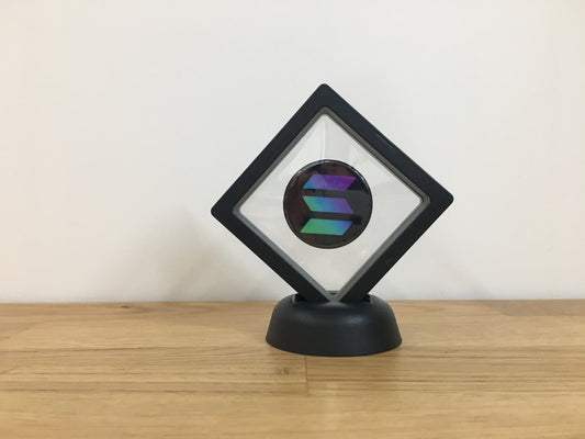 Expositor Solana 3D com Moeda – Peça Decorativa para Setup Cripto