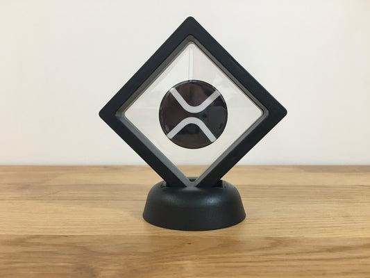 Expositor XRP 3D com Moeda – Peça Decorativa para Setup Cripto