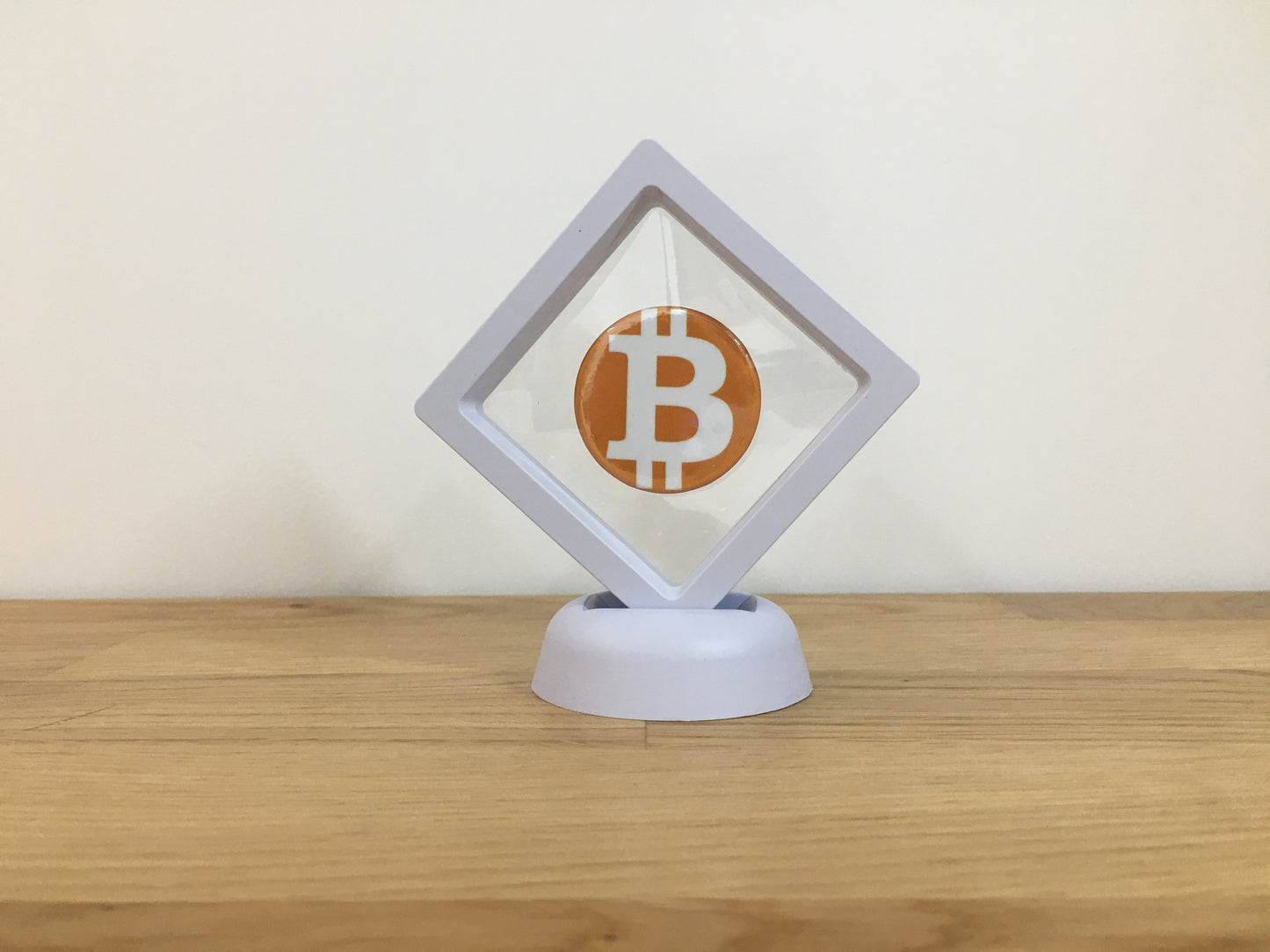 Expositor Bitcoin 3D com Moeda – Peça Decorativa para Setup Cripto