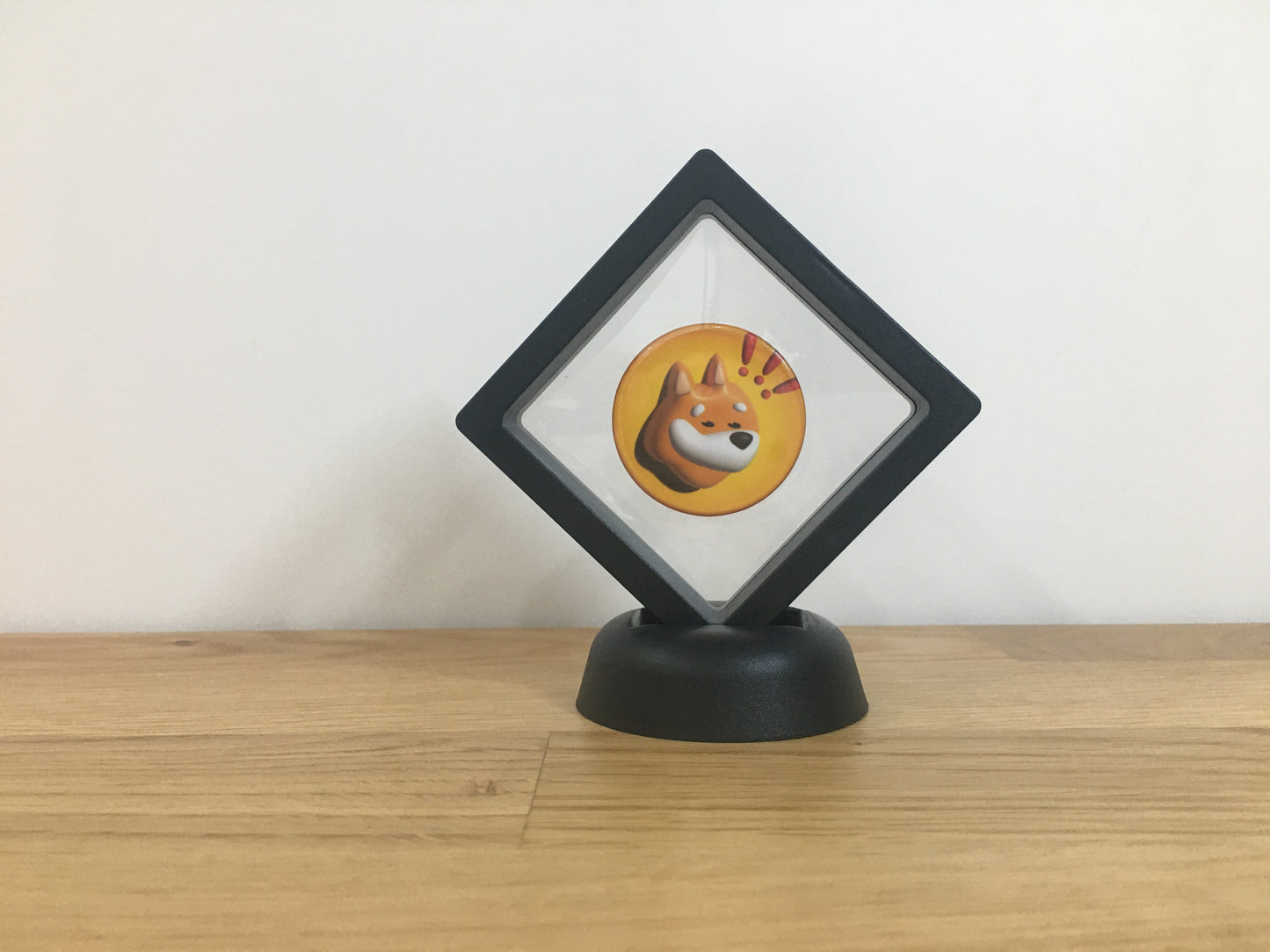 Expositor Bonk 3D com Moeda – Peça Decorativa para Setup Cripto