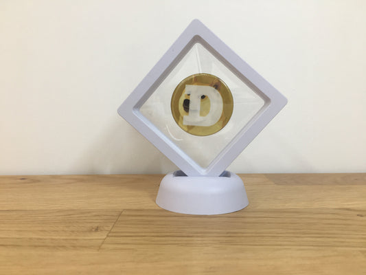 Expositor Doge 3D com Moeda – Peça Decorativa para Setup Cripto