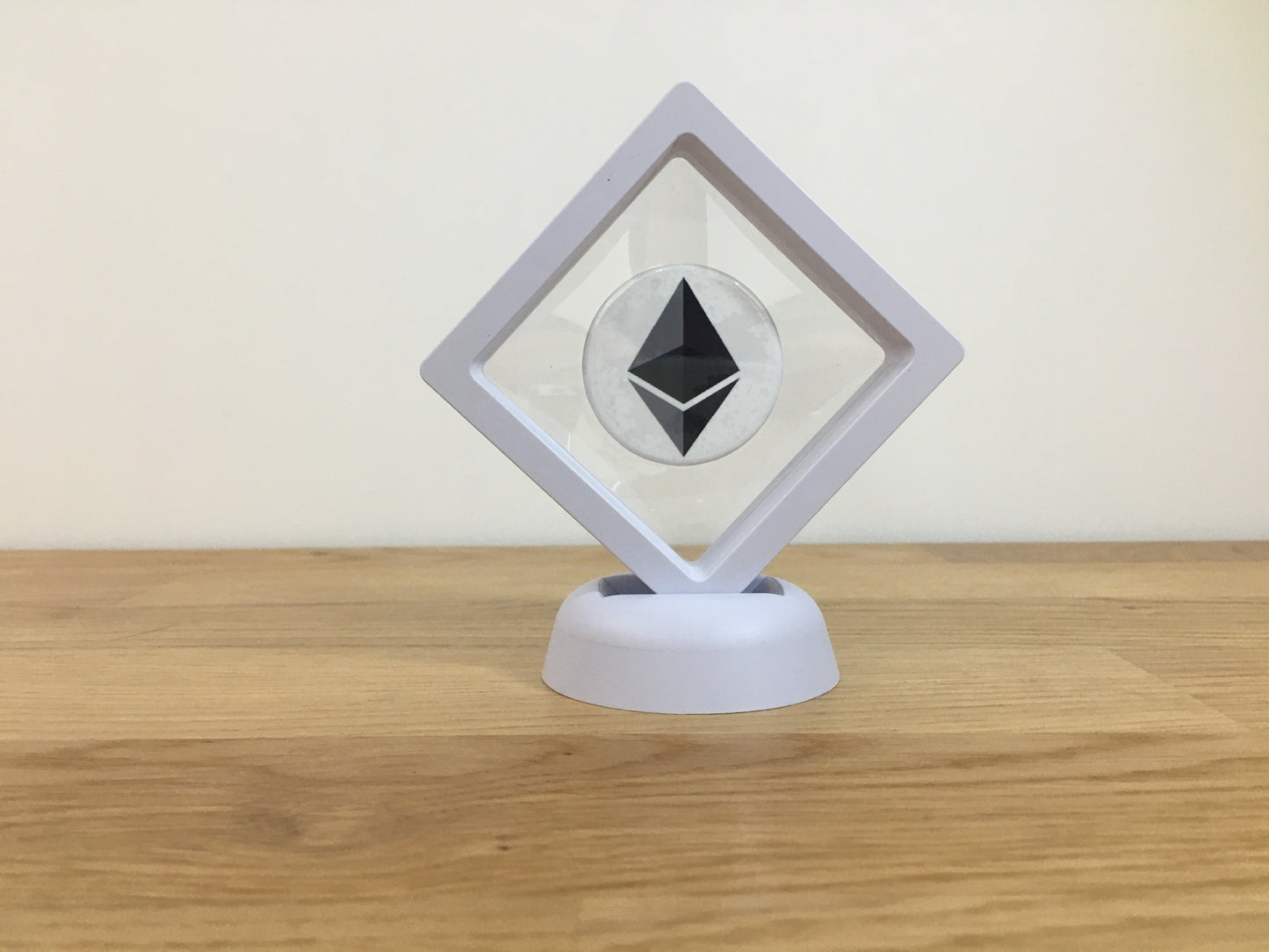 Expositor Ethereum 3D com Moeda – Peça Decorativa para Setup Cripto