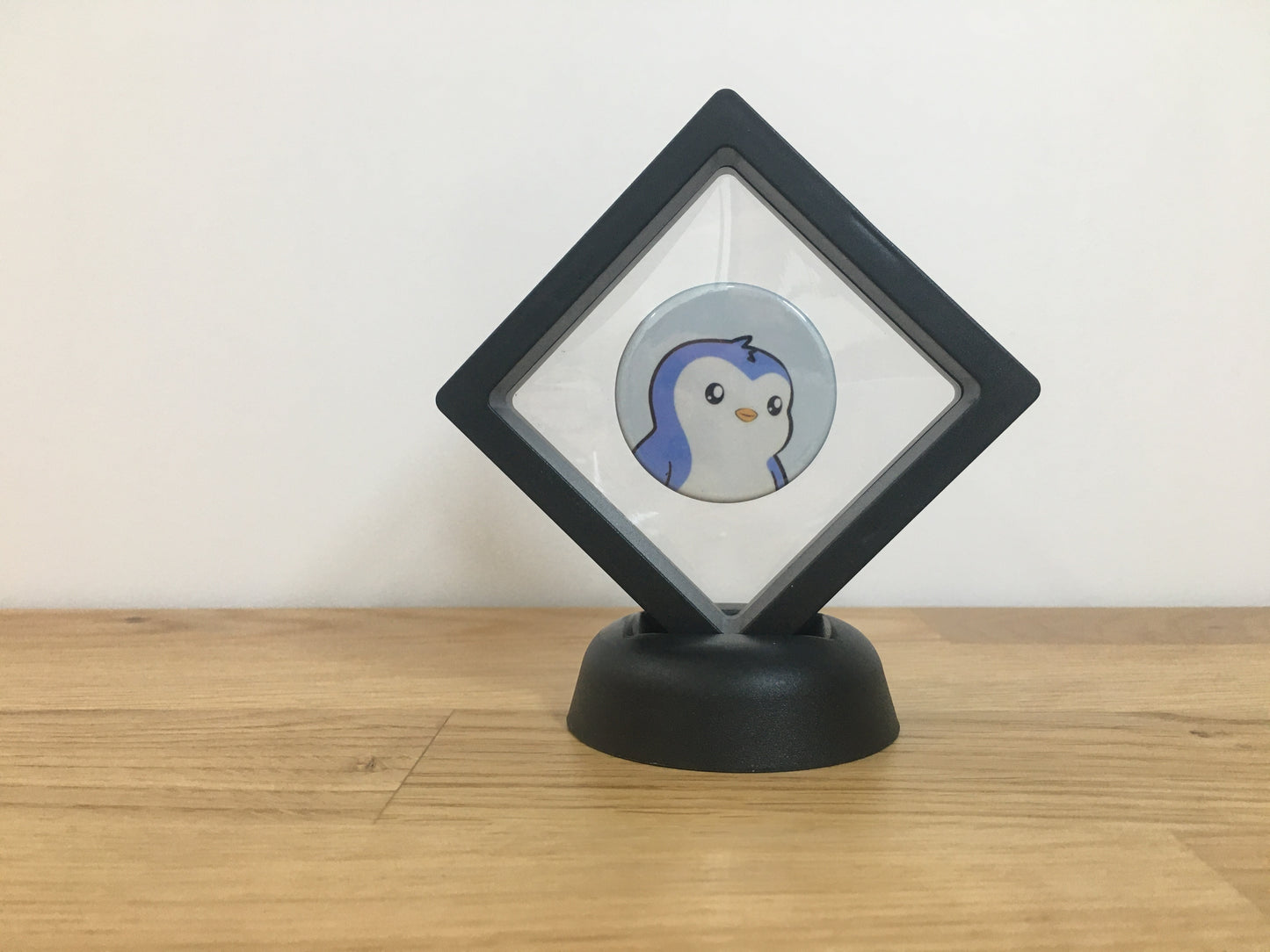 Expositor Pengu 3D com Moeda – Peça Decorativa para Setup Cripto