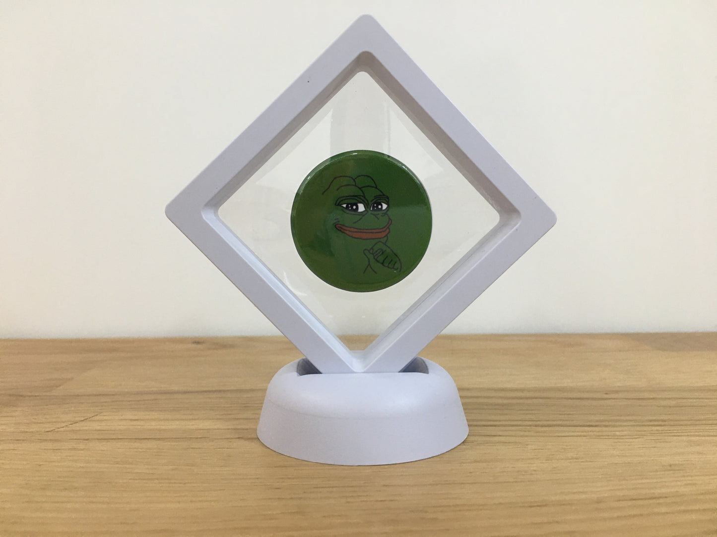 Expositor Pepe 3D com Moeda – Peça Decorativa para Setup Cripto