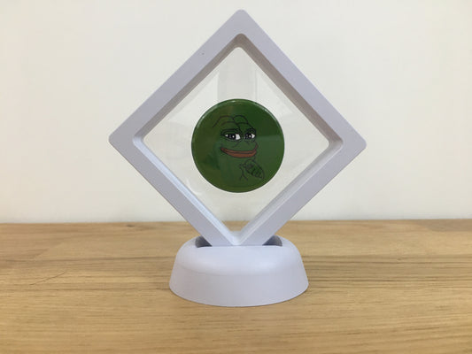 Expositor Pepe 3D com Moeda – Peça Decorativa para Setup Cripto