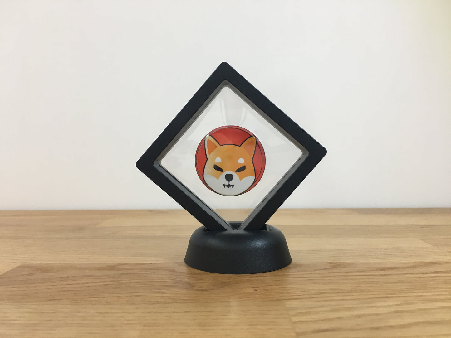 Expositor Shib 3D com Moeda – Peça Decorativa para Setup Cripto