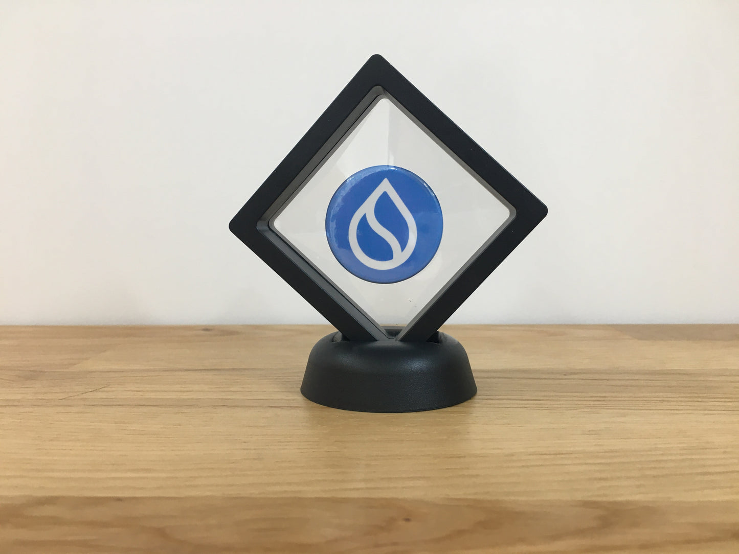 Expositor Sui 3D com Moeda – Peça Decorativa para Setup Cripto