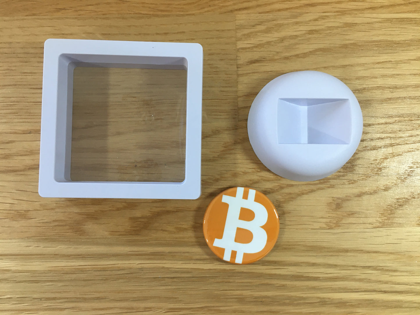 Expositor Bitcoin 3D com Moeda – Peça Decorativa para Setup Cripto
