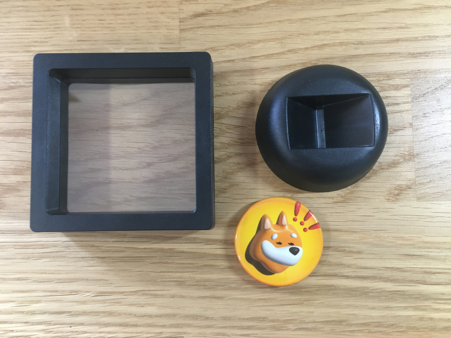 Expositor Bonk 3D com Moeda – Peça Decorativa para Setup Cripto