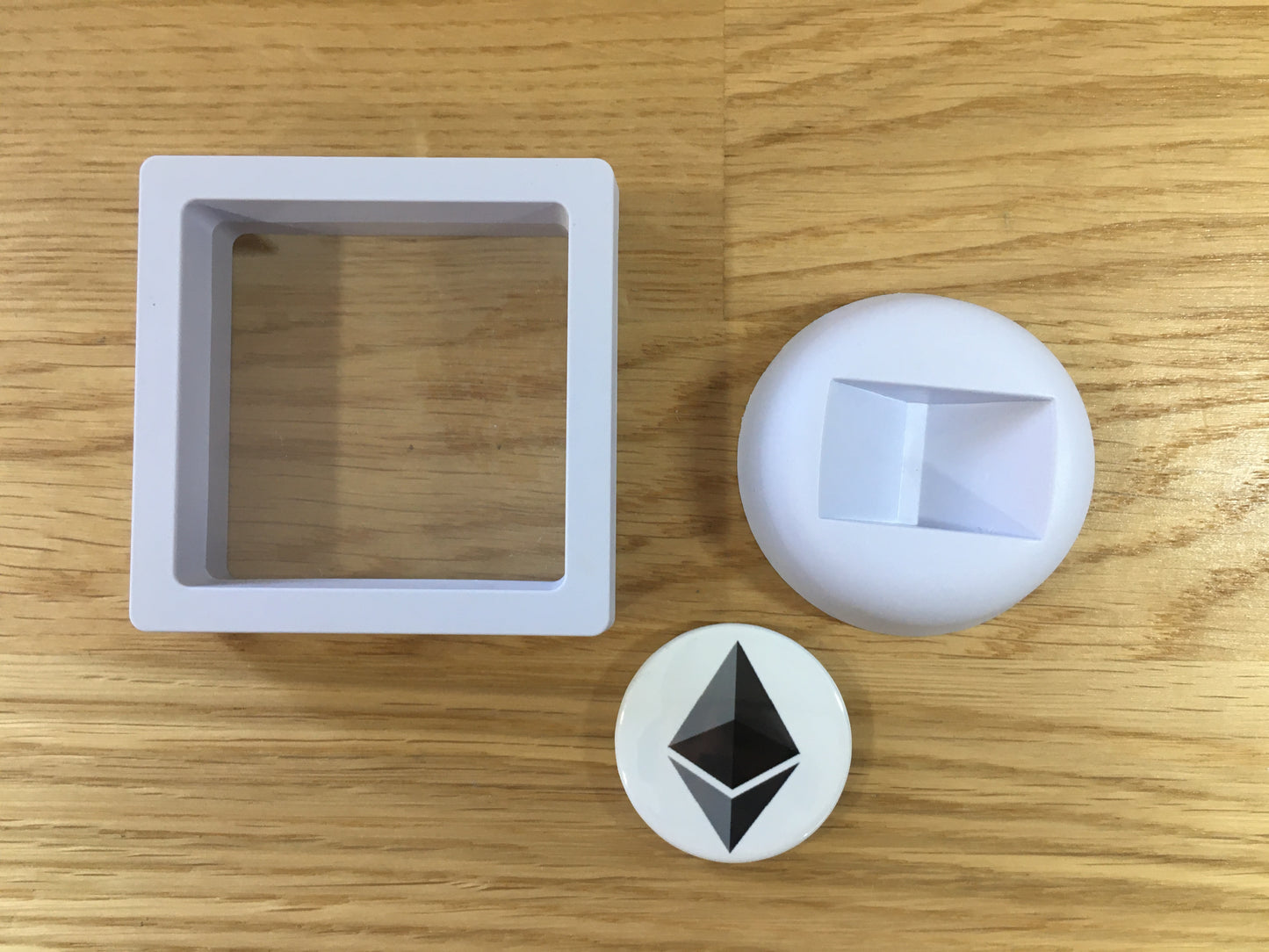Expositor Ethereum 3D com Moeda – Peça Decorativa para Setup Cripto