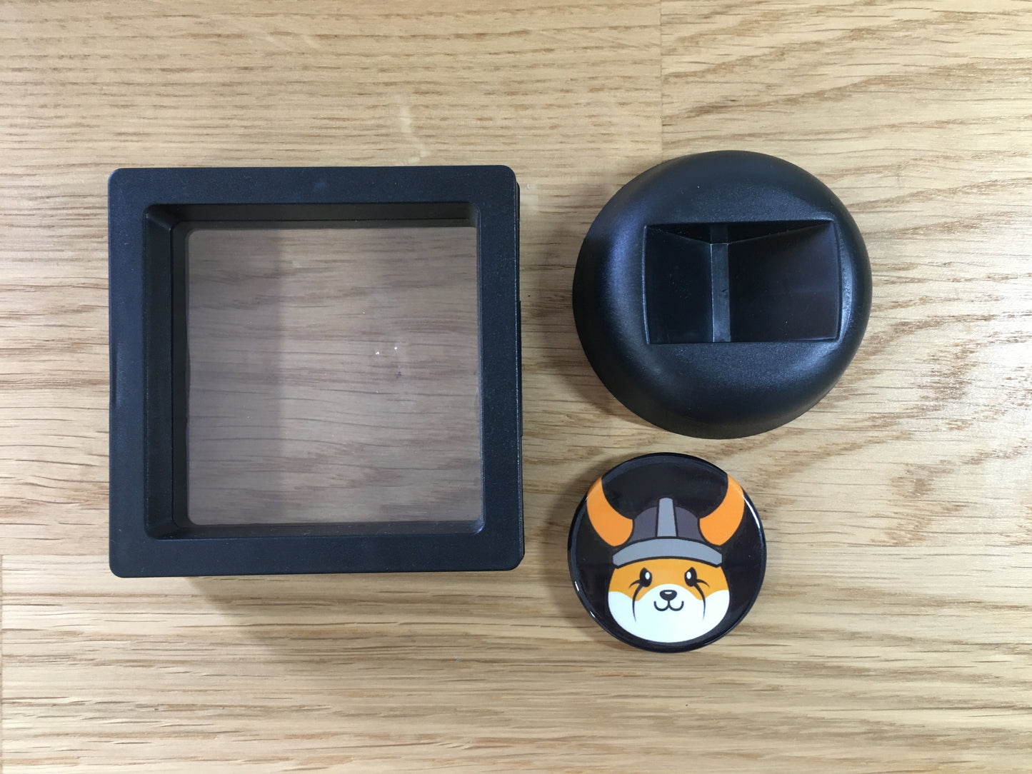 Expositor Floki 3D com Moeda – Peça Decorativa para Setup Cripto