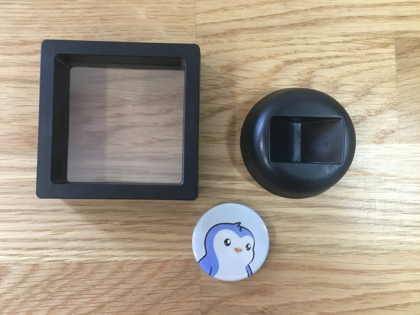 Expositor Pengu 3D com Moeda – Peça Decorativa para Setup Cripto