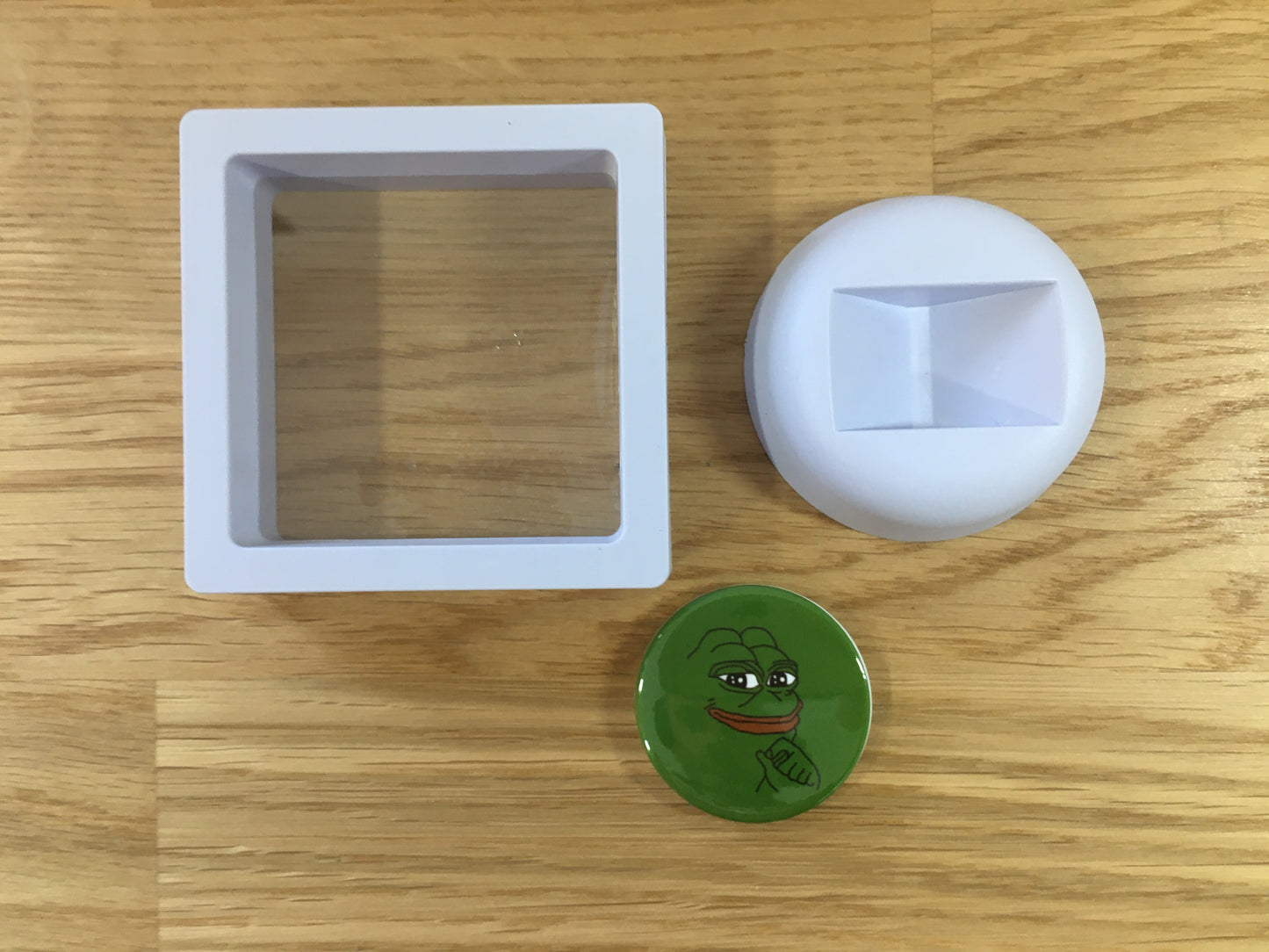 Expositor Pepe 3D com Moeda – Peça Decorativa para Setup Cripto
