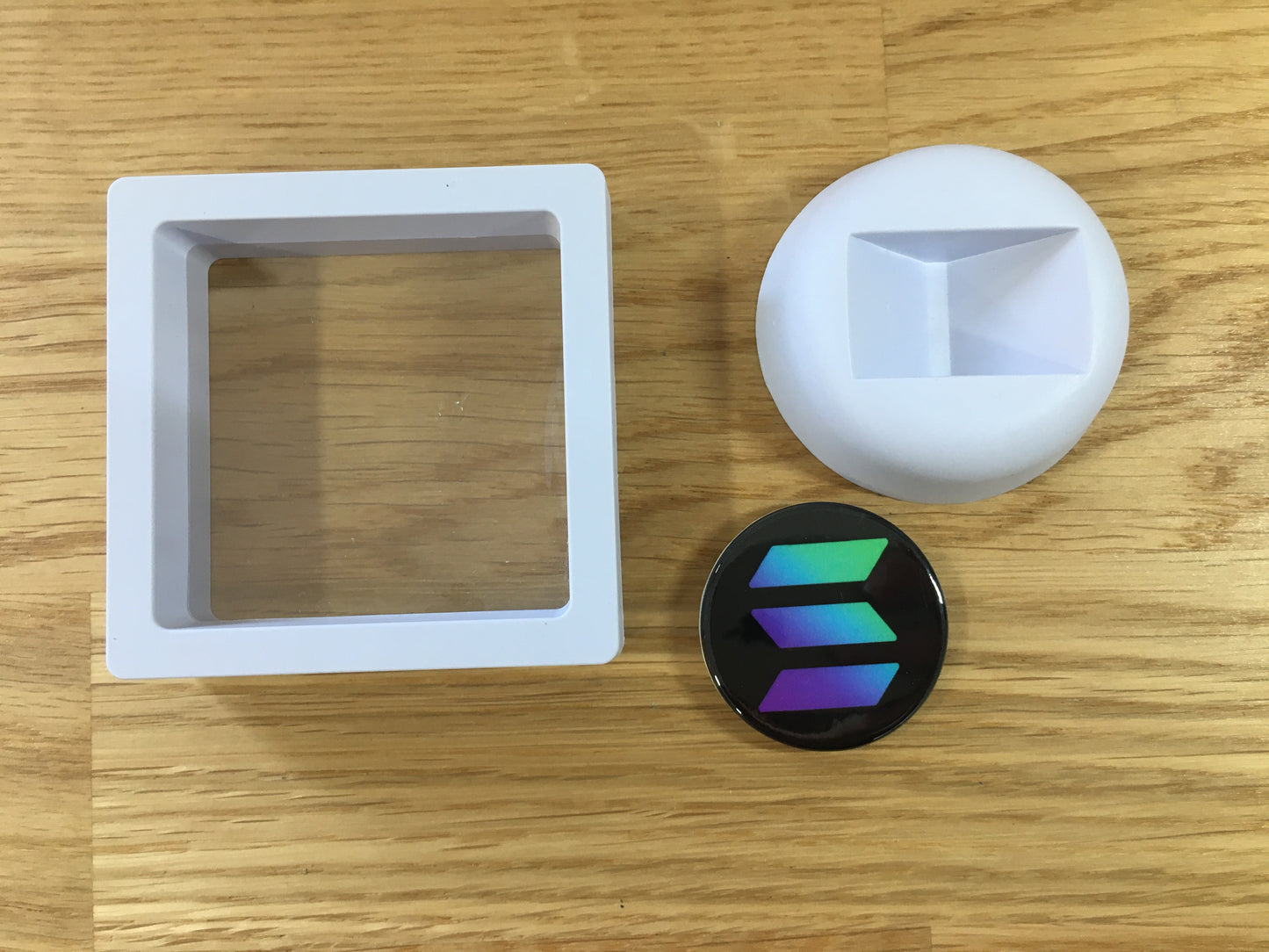 Expositor Solana 3D com Moeda – Peça Decorativa para Setup Cripto