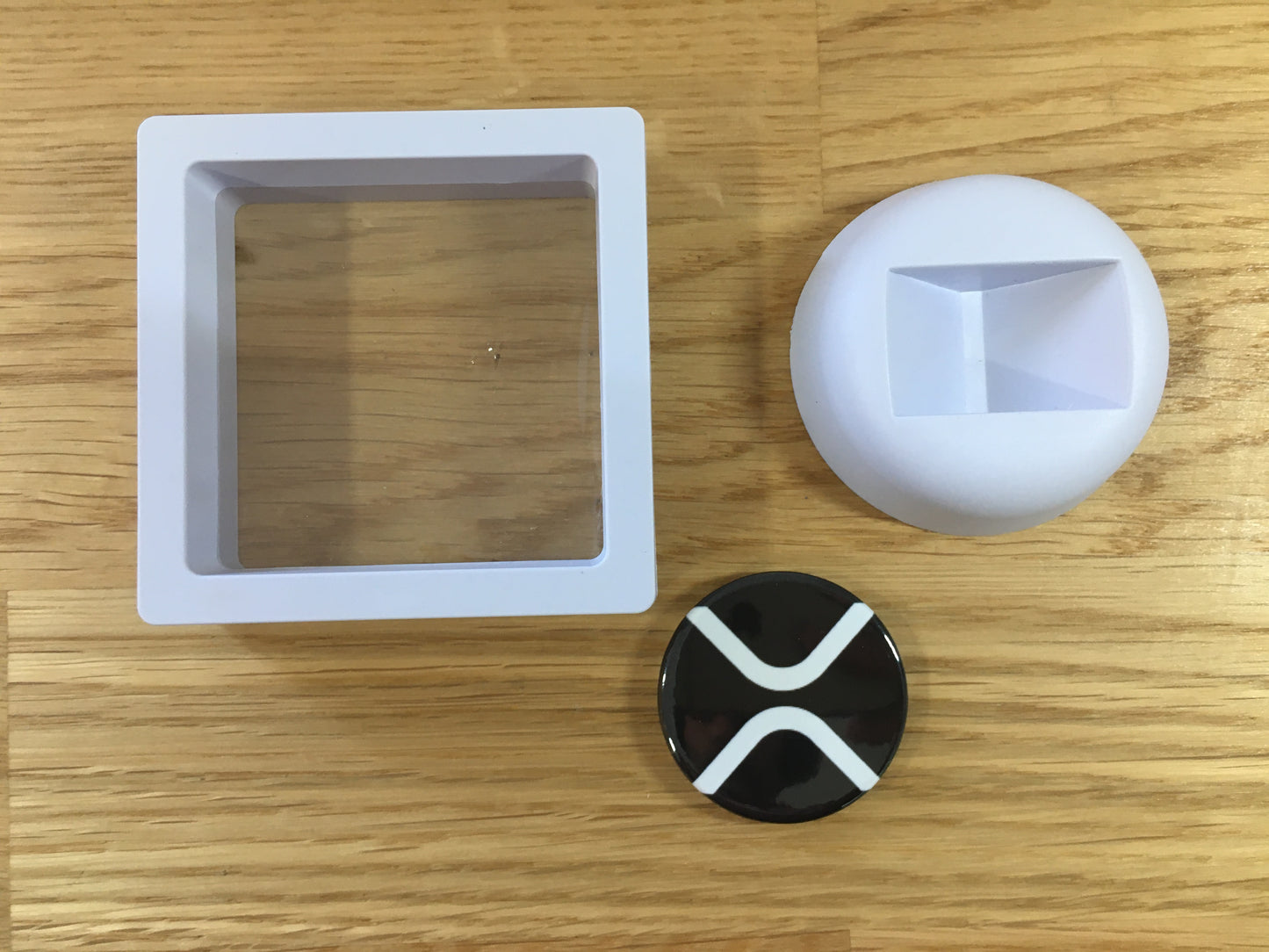 Expositor XRP 3D com Moeda – Peça Decorativa para Setup Cripto