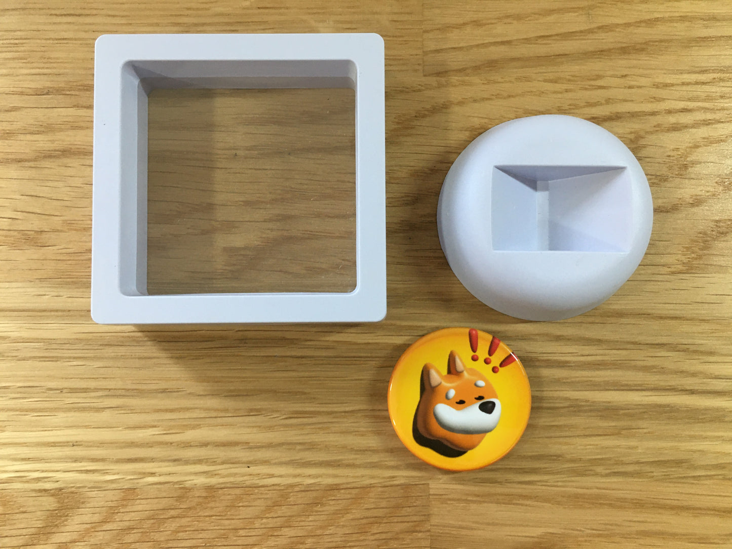 Expositor Bonk 3D com Moeda – Peça Decorativa para Setup Cripto