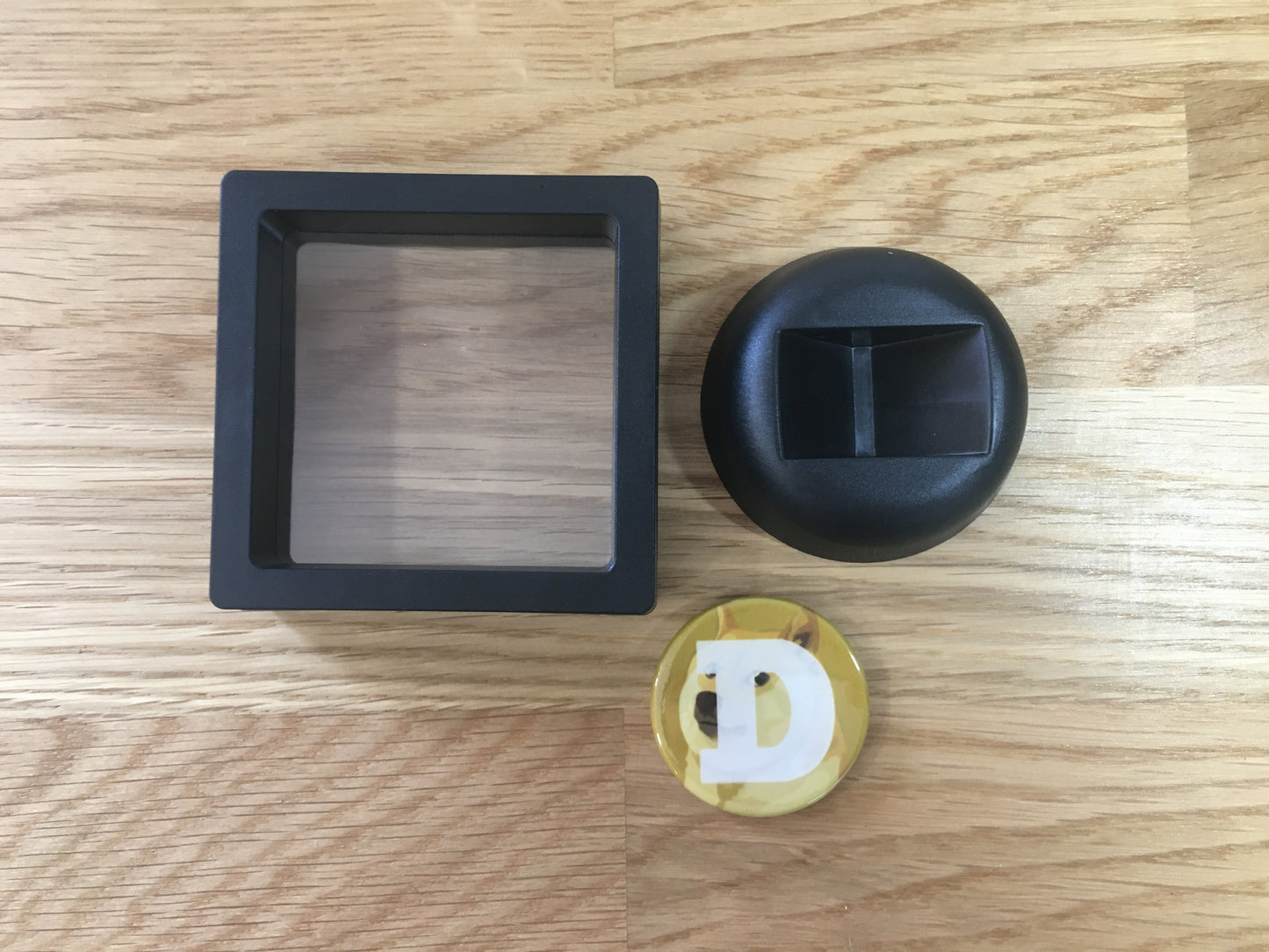 Expositor Doge 3D com Moeda – Peça Decorativa para Setup Cripto