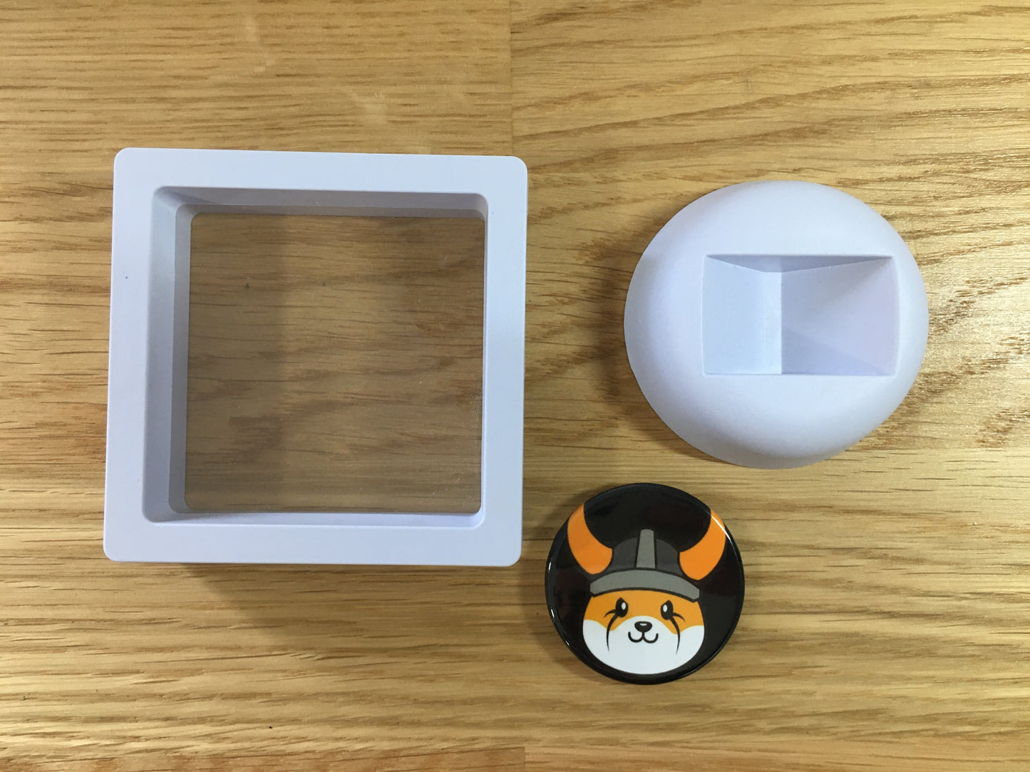 Expositor Floki 3D com Moeda – Peça Decorativa para Setup Cripto