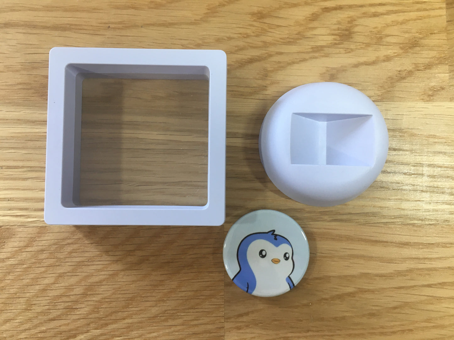 Expositor Pengu 3D com Moeda – Peça Decorativa para Setup Cripto