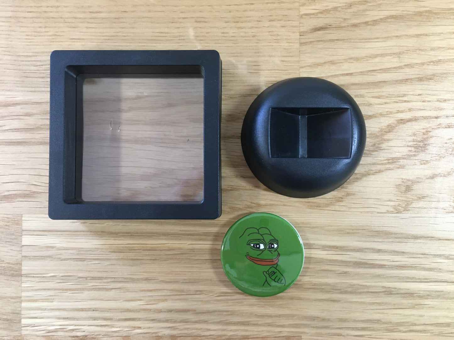 Expositor Pepe 3D com Moeda – Peça Decorativa para Setup Cripto