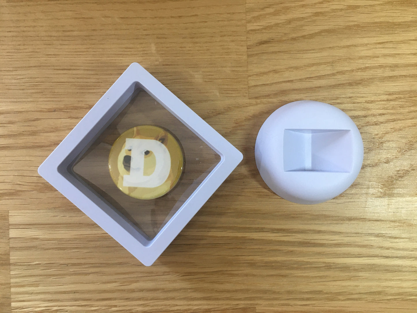 Expositor Doge 3D com Moeda – Peça Decorativa para Setup Cripto