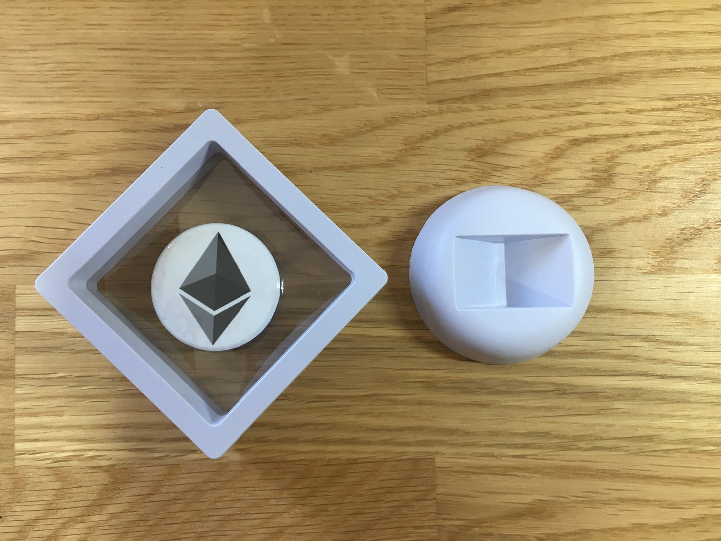 Expositor Ethereum 3D com Moeda – Peça Decorativa para Setup Cripto
