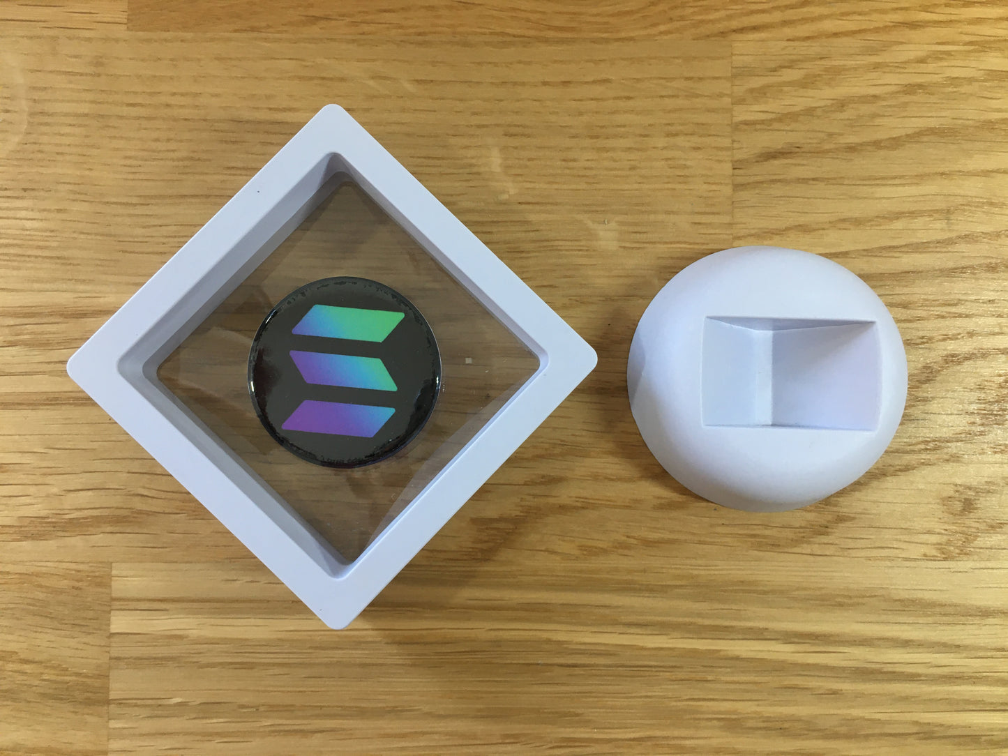 Expositor Solana 3D com Moeda – Peça Decorativa para Setup Cripto