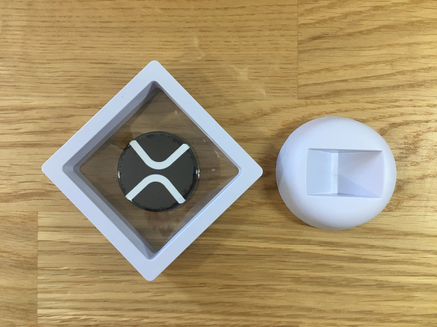 Expositor XRP 3D com Moeda – Peça Decorativa para Setup Cripto