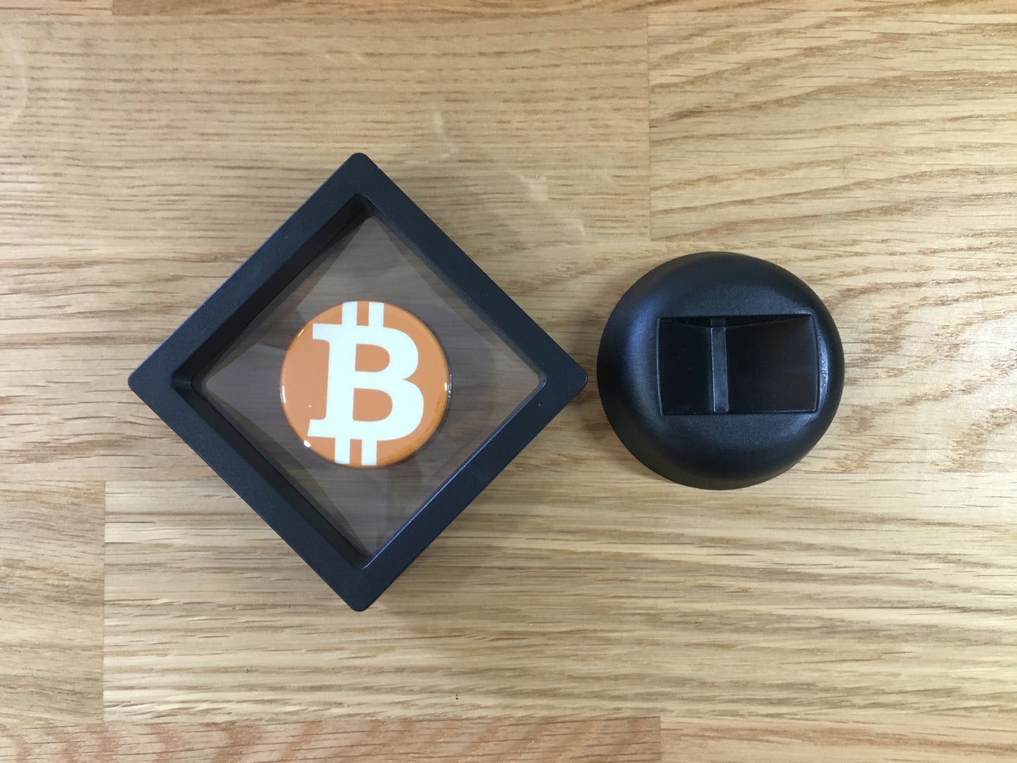 Expositor Bitcoin 3D com Moeda – Peça Decorativa para Setup Cripto